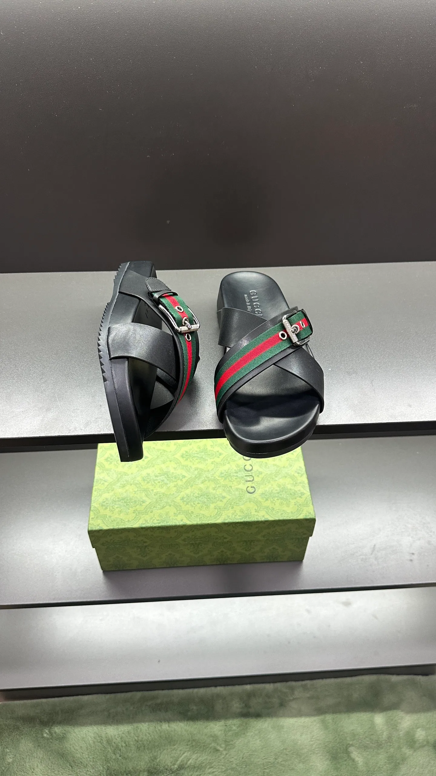 [G Home New Style] P: 300💰Men's size 39~45, (46. Customized) This slipper is made of GG polyester fiber and is decorated with a Gucci label on the front, which adds a striking logo feel to the style. "Gucci Made in Italy" stamped label Rubber sole Flat Made in Italy